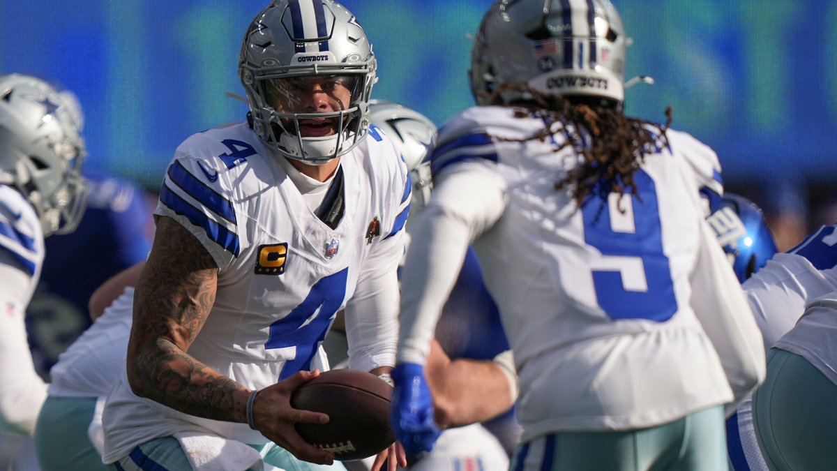 Jaydon Blue and Phil Mafah running drills during Cowboys training camp