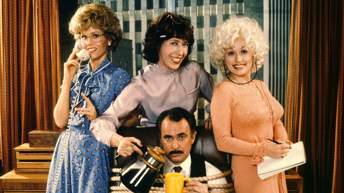 Dolly Parton performs 9 to 5 theme song on stage with acrylic nails